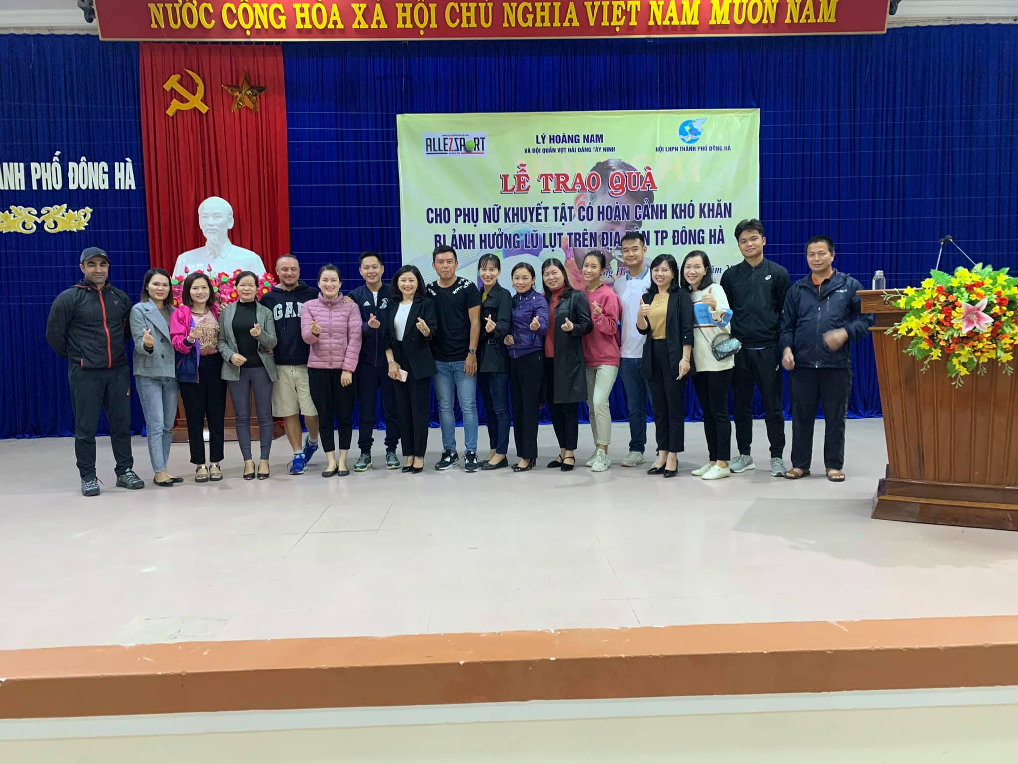 Tay vợt Lý Hoàng Nam tặng quà cho người dân Quảng Bình, Quảng Trị - ảnh 4 Hình ảnh: Tay vợt Lý Hoàng Nam tặng quà cho người dân Quảng Bình, Quảng Trị số 4