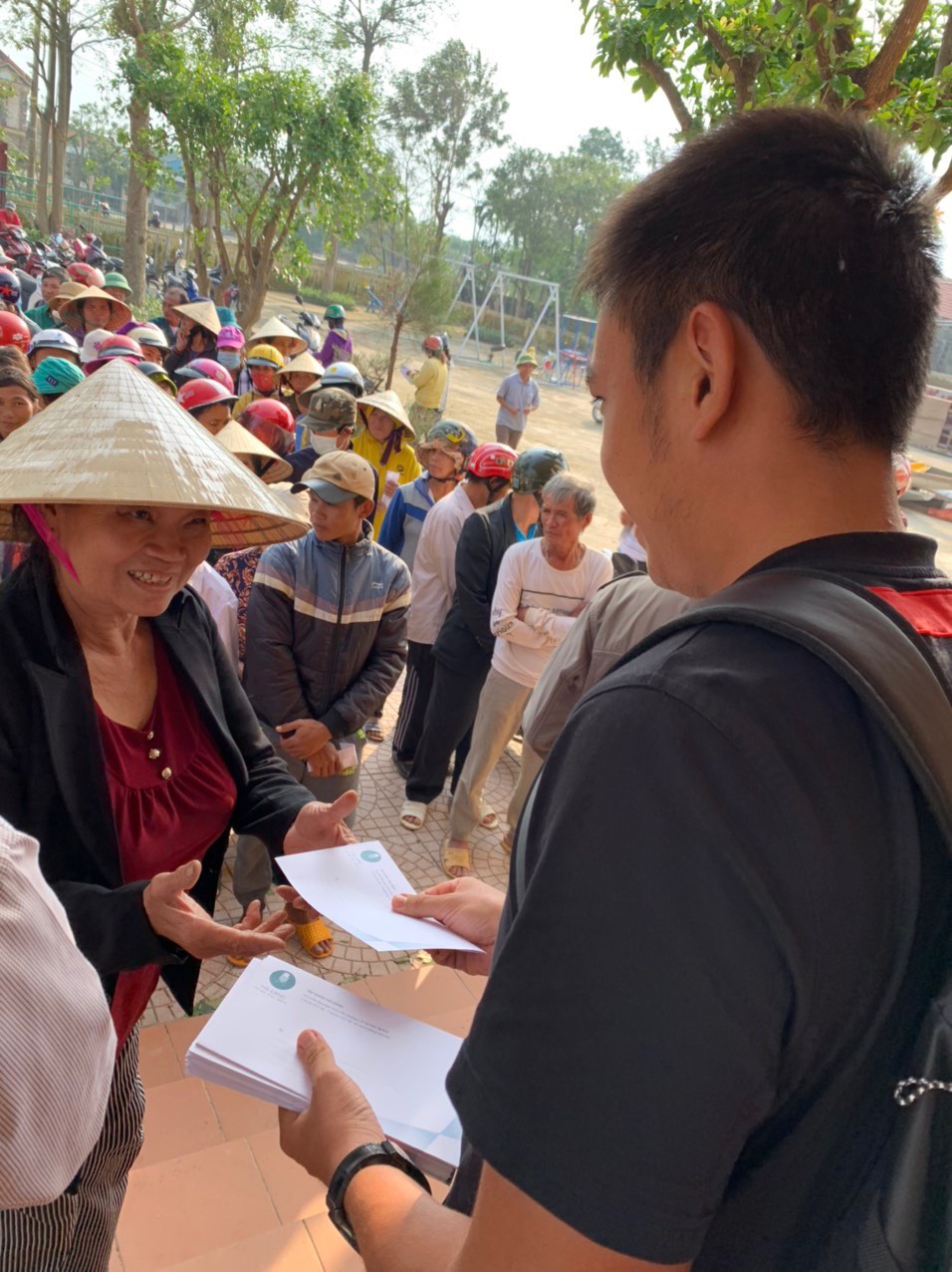 Tay vợt Lý Hoàng Nam tặng quà cho người dân Quảng Bình, Quảng Trị - ảnh 2 Hình ảnh: Tay vợt Lý Hoàng Nam tặng quà cho người dân Quảng Bình, Quảng Trị số 2