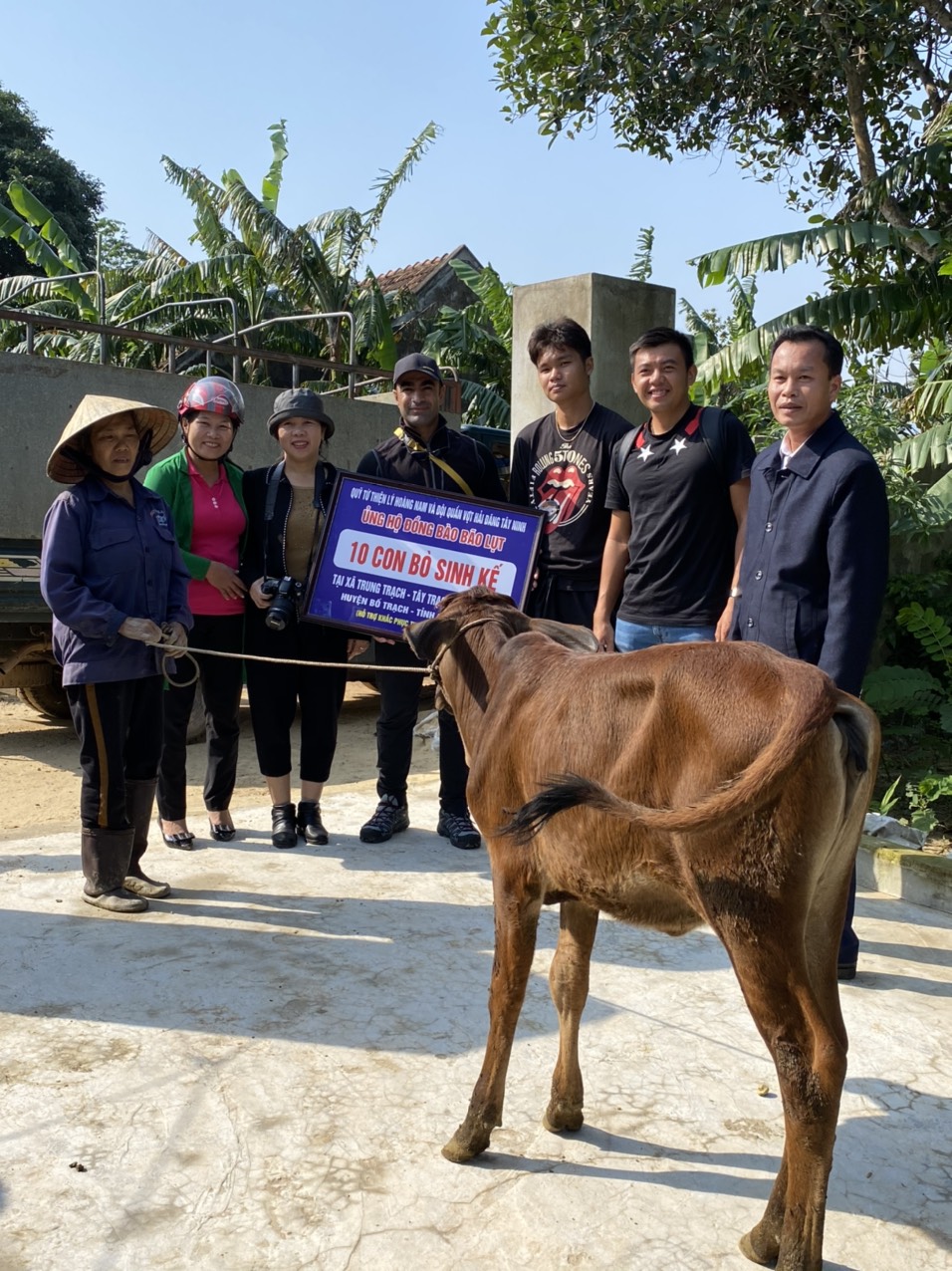Tay vợt Lý Hoàng Nam tặng quà cho người dân Quảng Bình, Quảng Trị - ảnh 3 Hình ảnh: Tay vợt Lý Hoàng Nam tặng quà cho người dân Quảng Bình, Quảng Trị số 3