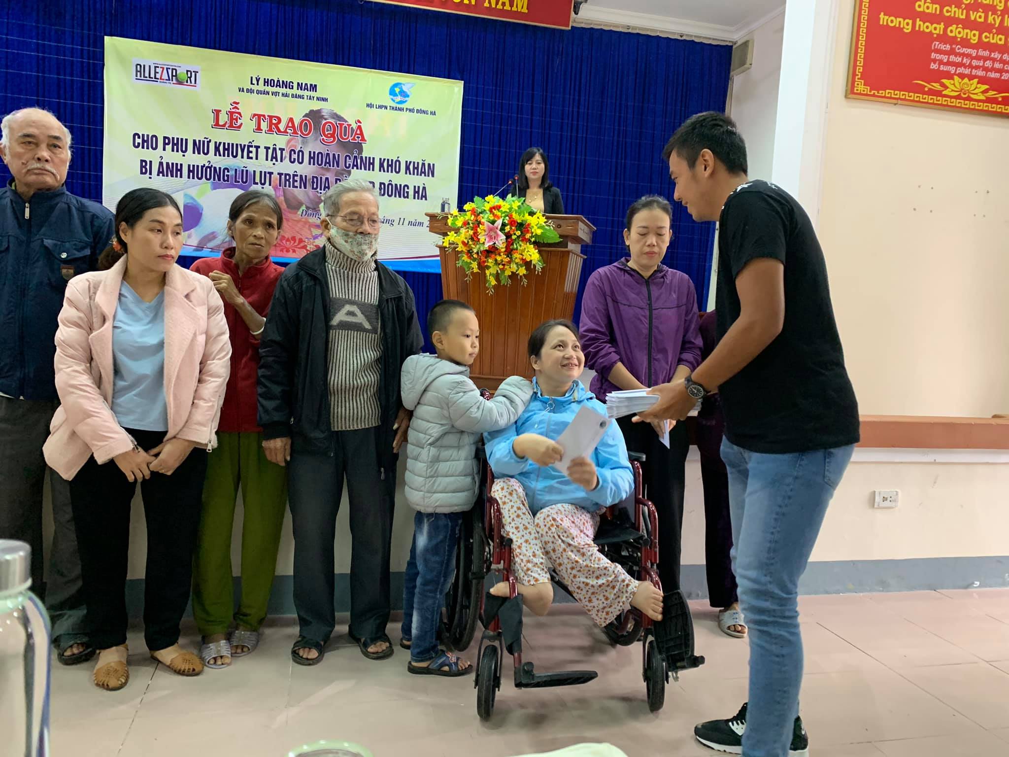 Tay vợt Lý Hoàng Nam tặng quà cho người dân Quảng Bình, Quảng Trị - ảnh 5 Hình ảnh: Tay vợt Lý Hoàng Nam tặng quà cho người dân Quảng Bình, Quảng Trị số 5