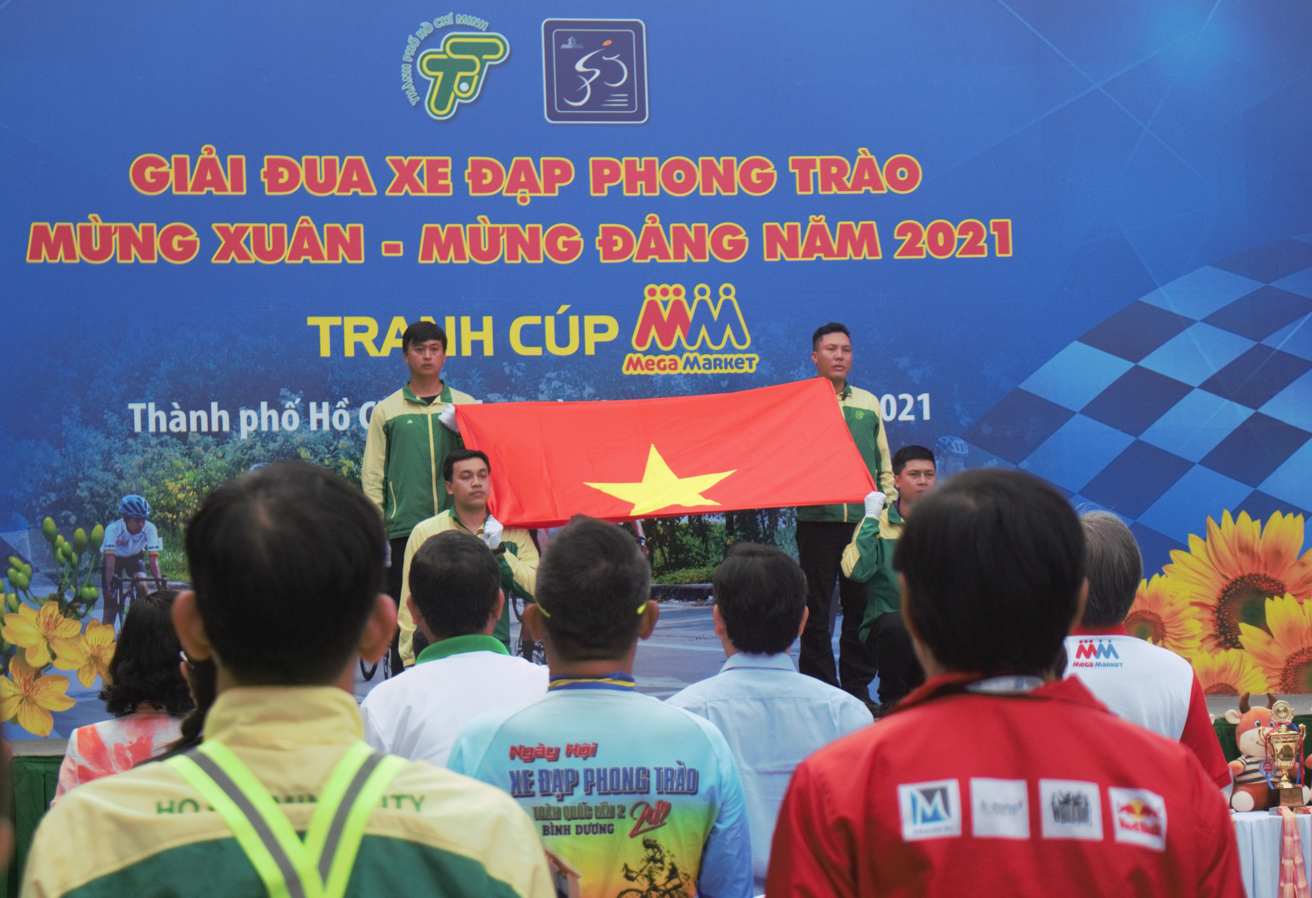 Sôi nổi giải xe đạp phong trào mừng Đảng - mừng Xuân Tân Sửu 2021 - ảnh 1 Hình ảnh: Sôi nổi giải xe đạp phong trào mừng Đảng - mừng Xuân Tân Sửu 2021 số 1