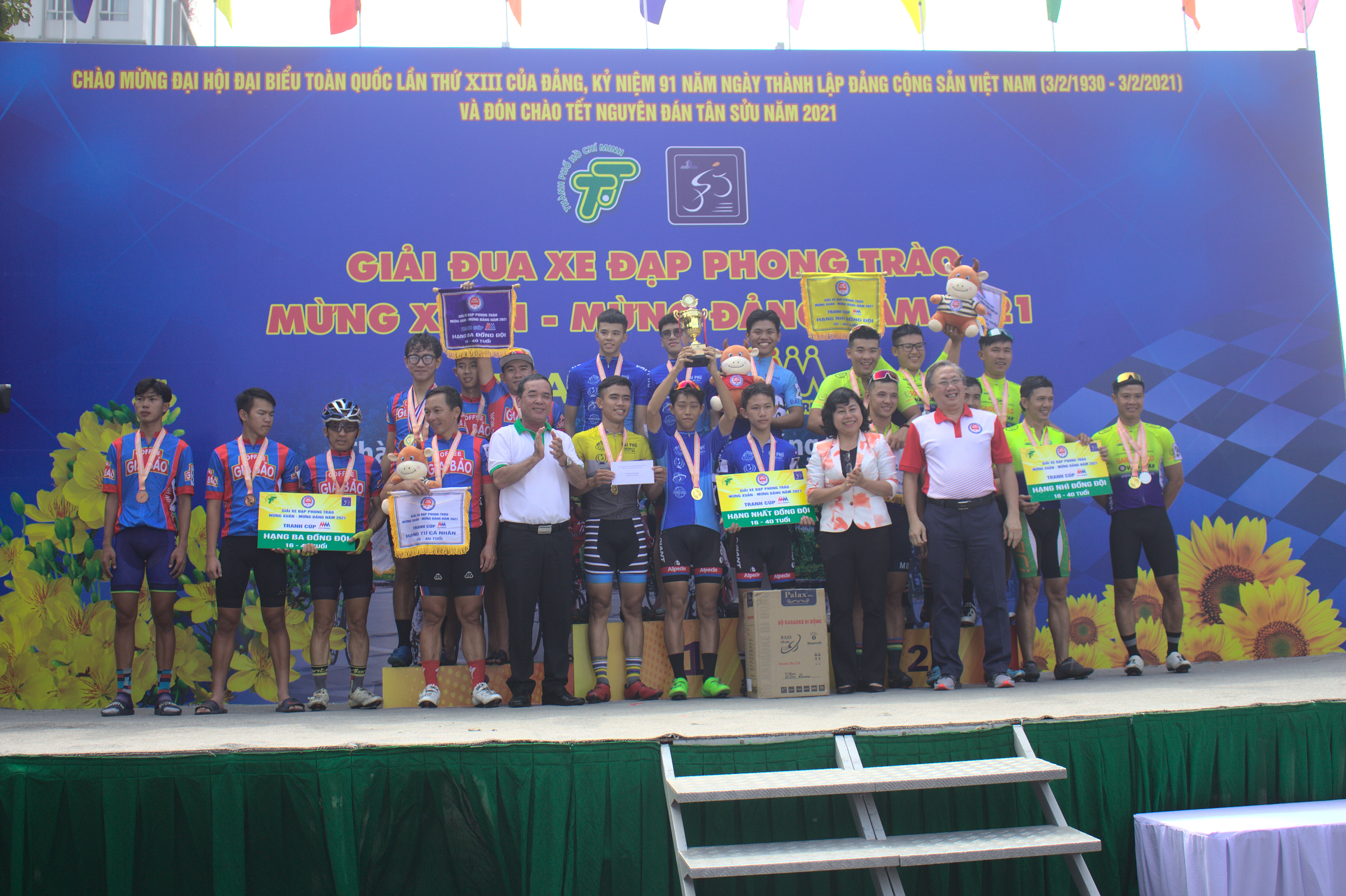 Sôi nổi giải xe đạp phong trào mừng Đảng - mừng Xuân Tân Sửu 2021 - ảnh 8 Hình ảnh: Sôi nổi giải xe đạp phong trào mừng Đảng - mừng Xuân Tân Sửu 2021 số 8