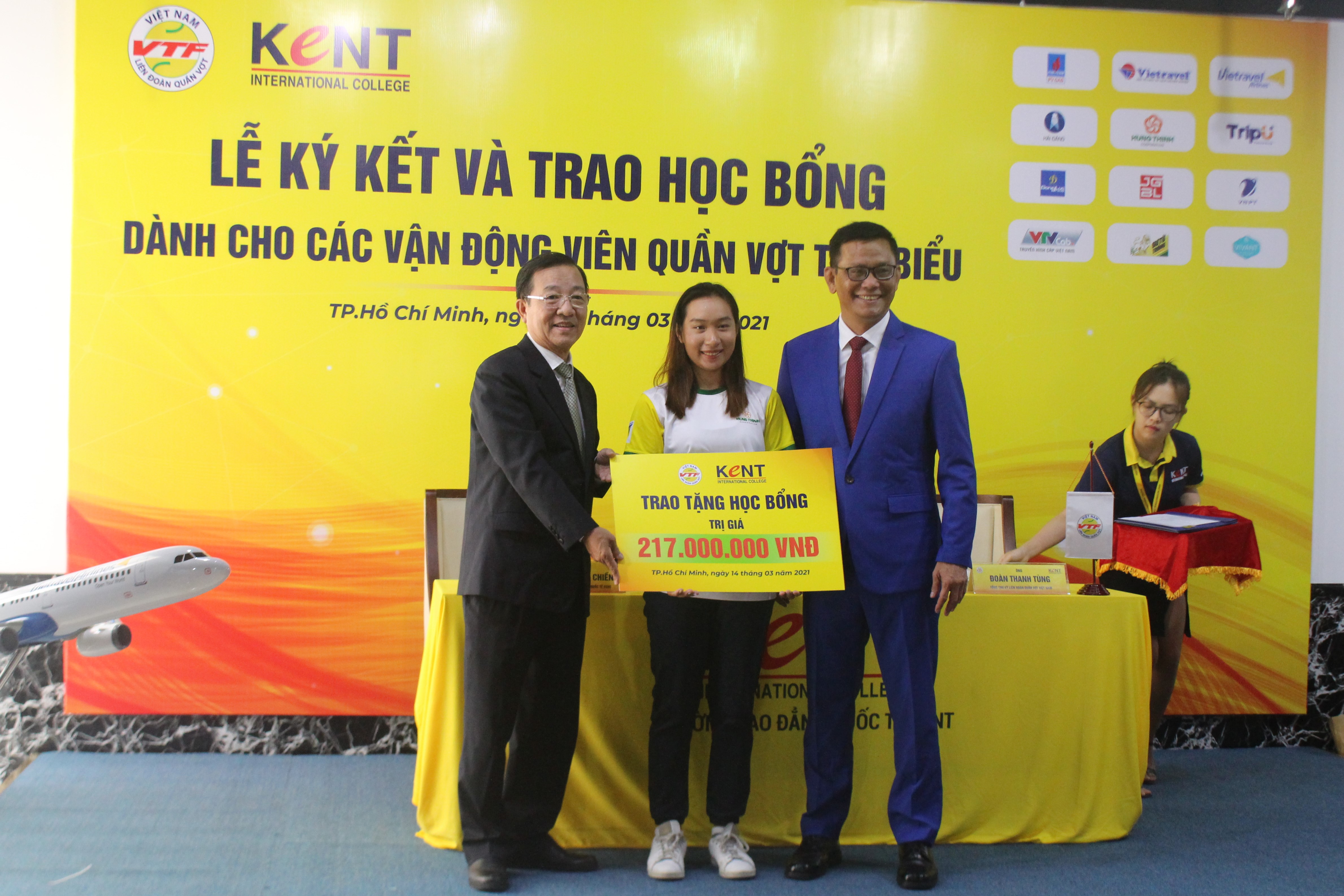 Lý Hoàng Nam cùng 3 VĐV quần vợt nhận học bổng của trường Cao đẳng Quốc tế Kent - ảnh 2 Hình ảnh: Lý Hoàng Nam cùng 3 VĐV quần vợt nhận học bổng của trường Cao đẳng Quốc tế Kent số 2