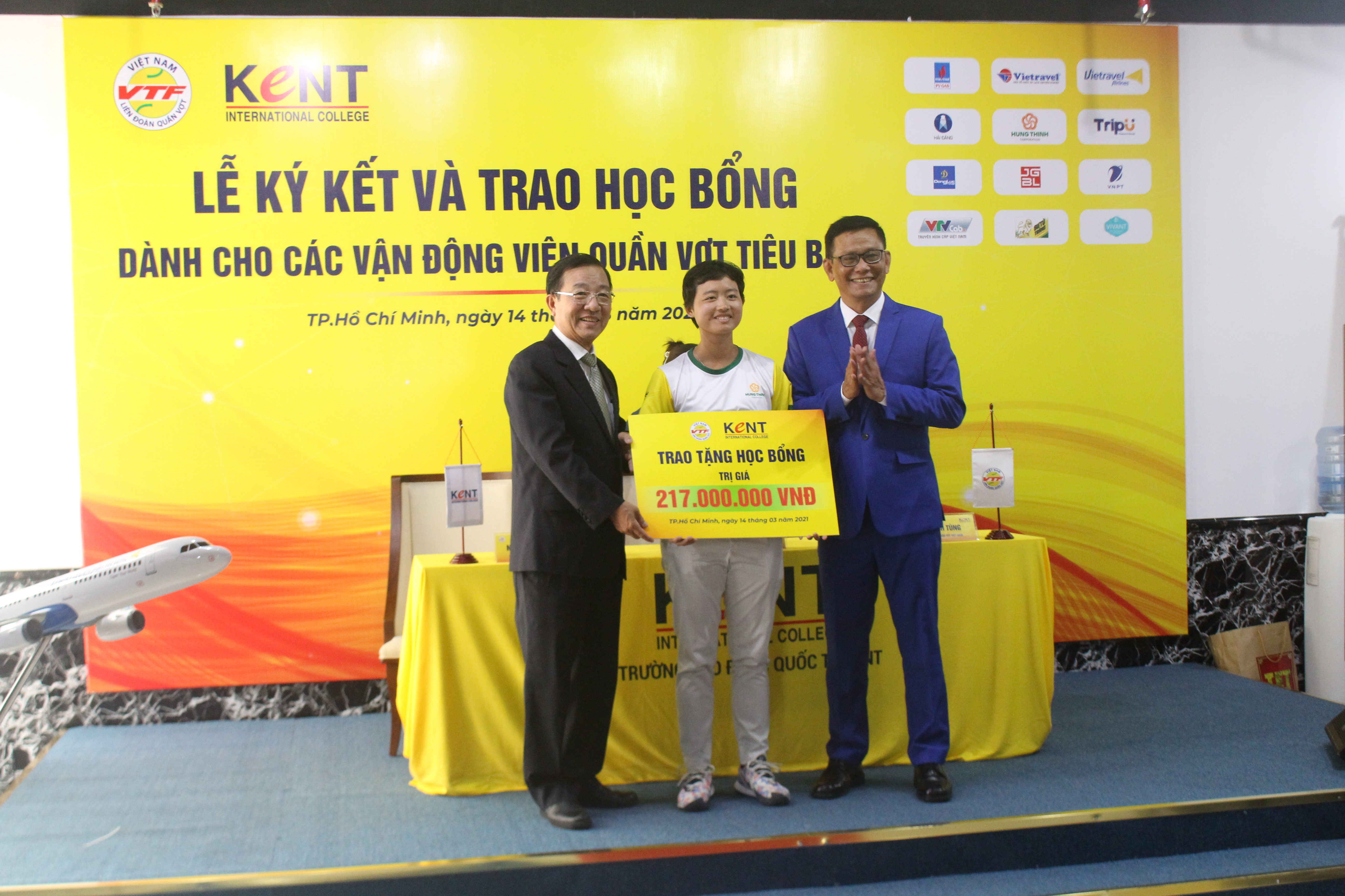 Lý Hoàng Nam cùng 3 VĐV quần vợt nhận học bổng của trường Cao đẳng Quốc tế Kent - ảnh 7 Hình ảnh: Lý Hoàng Nam cùng 3 VĐV quần vợt nhận học bổng của trường Cao đẳng Quốc tế Kent số 7