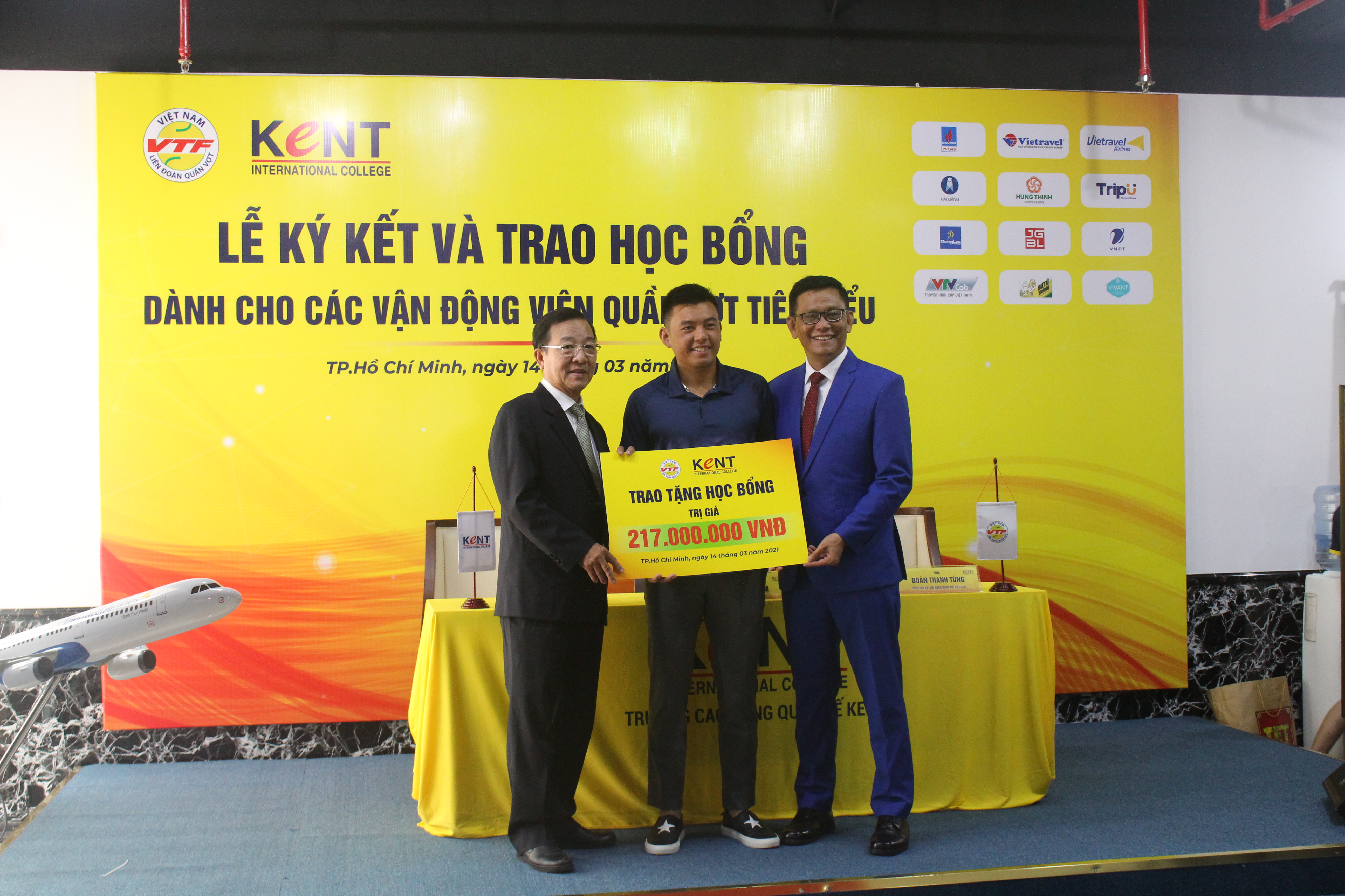 Lý Hoàng Nam cùng 3 VĐV quần vợt nhận học bổng của trường Cao đẳng Quốc tế Kent - ảnh 6 Hình ảnh: Lý Hoàng Nam cùng 3 VĐV quần vợt nhận học bổng của trường Cao đẳng Quốc tế Kent số 6